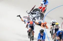 🎥 Baantoernooi neemt vervelende wending voor gouden Wiebes met waarschuwing en keiharde val in Koppelkoers