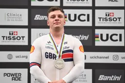 🎥 Matthew Richardson krijgt dreun na dreun, maar geeft op beeld inkijkje in hoe hij Harrie Lavreysen wil temmen