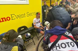 Tom Pidcock glimlacht na afloop van combi Lombardije-WK gravel bij horen van veldrijden-vraag