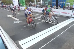 Nu wel raak! Nederlandse Sofie van Rooijen sprint in China naar de zege na machtig sprintje