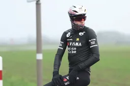 🎥 Even rustig verkennen en het materiaal testen? Niets van dat met Van Aert, die over kletsnatte kasseien vliegt