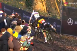 Mathieu van der Poel duldt driekwart cross tegenstand in Gavere, om dan toch zijn brommer aan te slingeren
