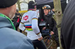 Onderonsje Thibau Nys en Mathieu van der Poel na veldrit in Hofstade: 'Ben net op tijd teruggeschakeld'