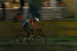 Statement Pieterse richting maand van NK én WK: rood-wit-blauw rijdt verlichting uit de lantaarns in Diegem