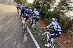 Pogacar (UAE) en Evenepoel (Red Bull) doen wedstrijdje ver plassen, met records en monsterlijke afstanden