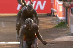 Modderspektakel op Sardinië: Vanthourenhout houdt Nieuwenhuis en Sweeck af in razendspannende cross