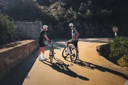 Filmpjes, golf en mega-verzet: Mathieu van der Poel blijft papa Adrie richting WK-record verbazen