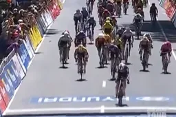 Ally Wollaston sprint met overmacht naar zege in eerste rit Tour Down Under, vooral dankzij beulswerk Amber Kraak