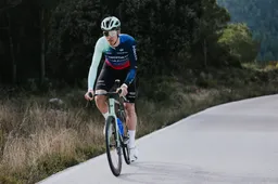 Bijna een droomdebuut voor Cees Bol in UAE Tour: 'Blij om seizoen zo te beginnen'