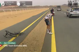 Koek is nog altijd niet op voor ongelukkig UAE: favoriet Jan Christen krijgt tijdstraf in AlUla Tour