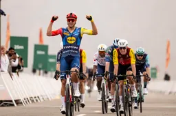 Favorieten etappe 5 UAE Tour 2026 | Wie doet Jonathan Milan wat in volledig vlakke rit?