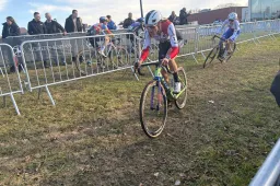 Historische podiumstreak Lucinda Brand ten einde: 'Natuurlijk was het grappig geweest om Mathieu van der Poel te evenaren'