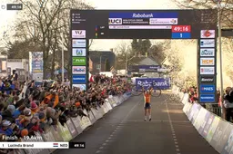 Lucinda Brand toont hart van een leeuw en laat moeilijke periode achter zich dankzij verdiende wereldtitel