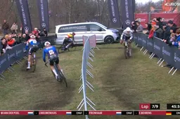 Zelfs 2 lekke banden kunnen Van der Poel niet deren, die in Maasmechelen weer 3 maatjes te groot is voor Nys en Del Grosso