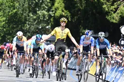 Matthew Brennan schenkt Visma | Lease a Bike na indrukwekkende (gelegenheids)lead-out eerste zege van 2026