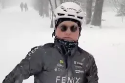 Hoezo hinder door sneeuw? Puck Pieterse laat zich niet tegenhouden en richt zich tot thuistrainers