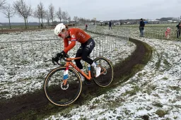 Puck Pieterse hoopt dat fysieke schade meevalt na harde val op NK veldrijden: 'Nog nooit een frontflip gekund'