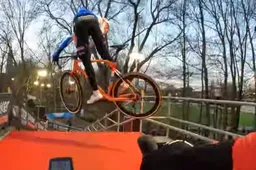 Tibor Del Grosso corrigeert Vlaamse veldritcommentatoren via X: 'Als ik jump, is dat om plezier te hebben'