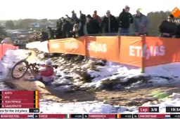 Zeldzaam schoonheidsfoutje Del Grosso zorgde voor nare val: 'Mijn knie en mijn schouder zijn een beetje beurs'