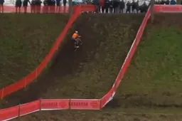 🎥 Kan je hier omhoog rijden? Jazeker, antwoordt Del Grosso, die op cruciale Hulst-heuvel indruk maakt