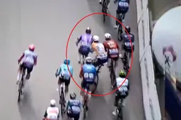 🎥 Lewis Askey rijdt door na lead-out voor Girmay en moet dat bekopen met beuk De Lie