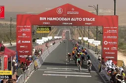 Isaac del Toro klopt Cees Bol nipt in openingsrit UAE Tour, topfavoriet Jonathan Milan valt