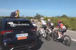 Vollering pleitte ondanks harde wind voor doorfietsen, en dat bracht haar zege: 'Vreemde dag vandaag'