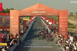 Milan pakt z'n tweede op rij in UAE, maar ziet broerlief wel vallen in chaotische sprint