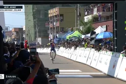 Picnic PostNL-talent Zomermaand grijpt eerste profzege met knappe solo in Ronde van Rwanda