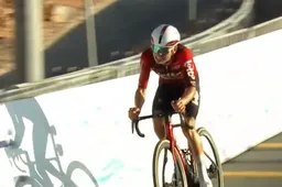 Van Eetvelt laat pechjaar achter zich met podiumplaats in UAE Tour: 'Ik ben heel blij'