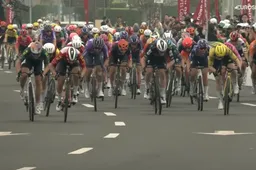 Uit de tenen! Wiebes moet het helemaal zelf doen en grijpt moeizame derde zege op rij in UAE Tour