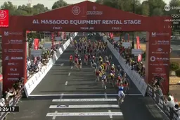 Lorena Wiebes wint hectische eerste rit in UAE Tour voor vrouwen, Charlotte Kool komt er niet aan te pas