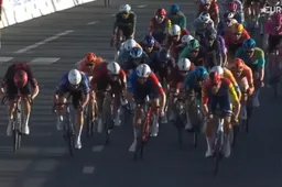 Jonathan Milan reageert lachend op prestaties van broertje Matteo: 'Blij dat hij mij niet versloeg'