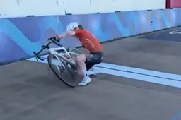 🎥 Pieterse oefent manier van juichen in Roubaix, maar gaat daarbij onderuit