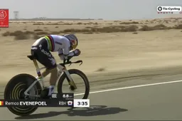 Evenepoel deelt dankzij slim startmoment flinke tik uit aan Del Toro in UAE Tour