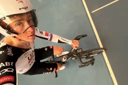 Pogacar deelt bizarre ontmoeting met 'fan': 'Of steek je dan je middelvinger op?'