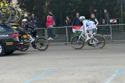 LIVE Strade Bianche 2026 | Mannen voorgesteld, volledig witte Vollering knalt met dames richting finale