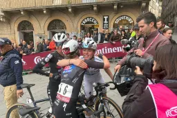 Demi Vollering, meest trotse vrouw op Piazza del Campo: 'Hoe k*t mijn dag ook was, dit is super!'