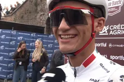 Pogacar en Del Toro wijzen lachend naar elkaar voor Strade Bianche: 'Bedankt daarvoor, Tadej!'