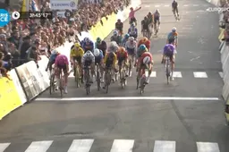 Heuvels openingsrit Parijs-Nice zorgen niet voor verschillen, waarna Lamperti verrassend sprint naar zege