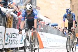 Chaotische grindrit in Tirreno-Adriatico prooi voor Mathieu van der Poel; Thymen Arensman valt hard
