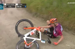 Thymen Arensman viel in bocht waar Mathieu van der Poel ook al slipte: 'Ben relatief oké en heb niets gebroken'