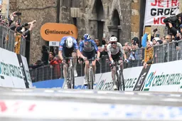 Isaac del Toro geniet met volle teugen van 'head to head' met Mathieu van der Poel