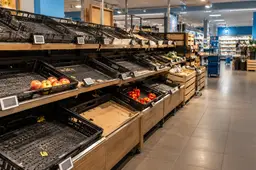 Lege groenteafdeling in de supermarkt