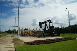 crude-oil-mine-863217-960-720