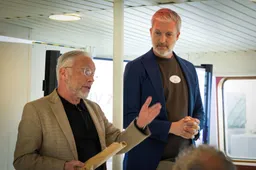 Directeur Rob Smits overhandigt Bolke Koster de voorzittershamer.