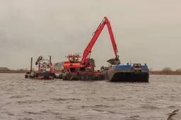 Uitbaggeren_Langweerderwielen_vanaf_Motorvrachtschip_Hector_uit_lelystad_16