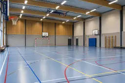 Ruime moderne sporthal met vele lijnen