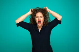 Esther van der Voort_Mama is Boos_liggend_(c)Joyce Djo