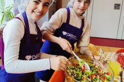 onder leiding van de dietiste maakten de kinderen bij inzet meerzicht een heerlijke en gezonde pastasalade foto stichting piezo